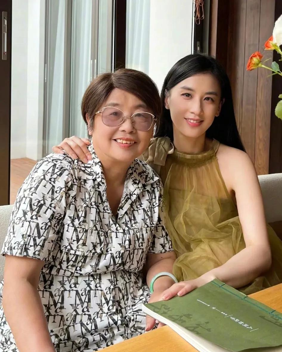 我闺蜜问我，为什么黄圣依和她母亲讲话这么奇怪呢？黄圣依妈妈和她说话的时候，一