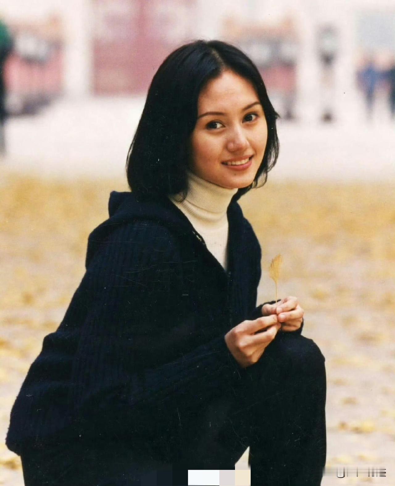 女演员袁泉，怎么说呢？年轻的时候肯定是漂亮的，欧化立体的五官，混血感满满，但气质