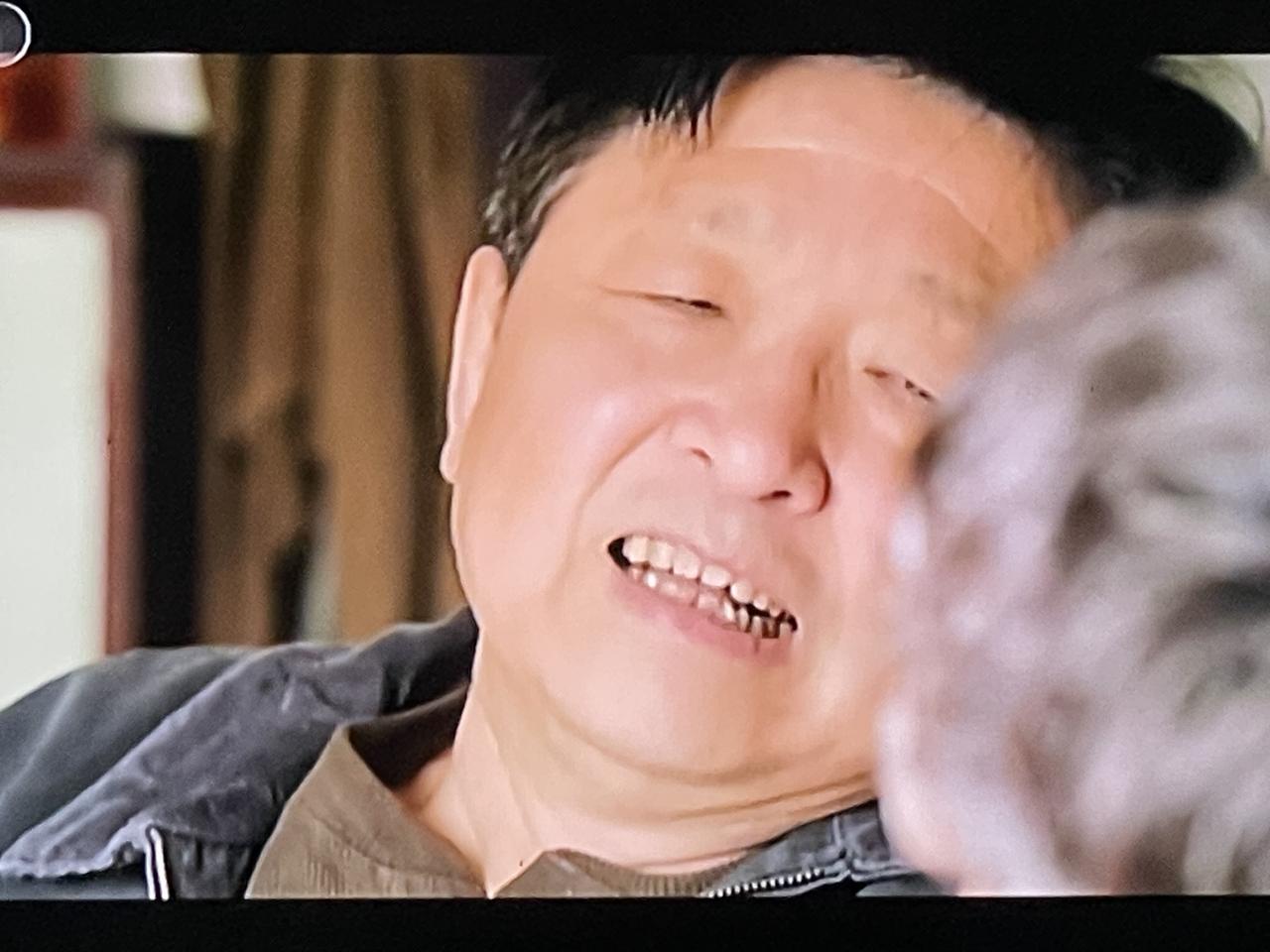 领导干部退休以后会降工资？这个好像不是应该吧？我知道的是那时候为了培养年轻干部，