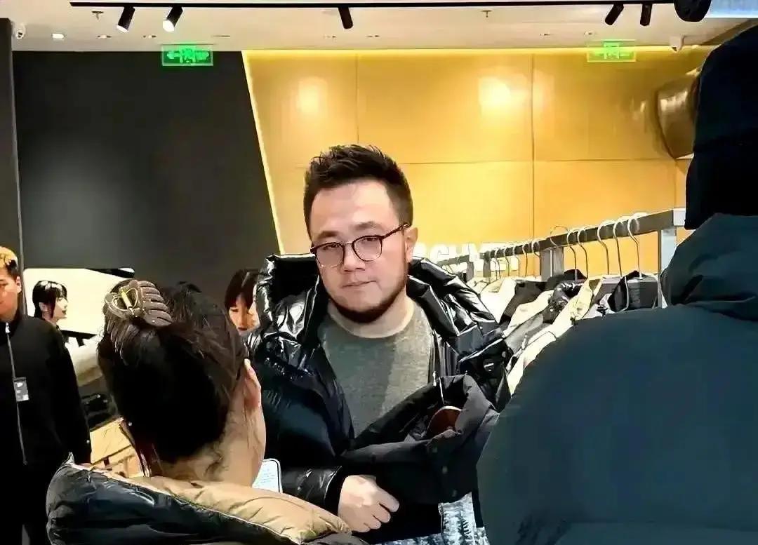 30年不见，英达突然约巴图吃饭宋丹丹一句孙子不改姓，把父子俩隔在餐桌两边。