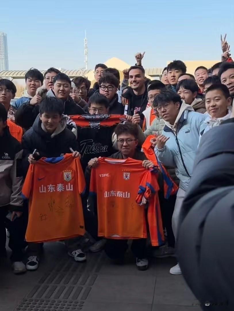 山东泰山队新中卫外援阿尔瓦罗身披泰山队橙色围巾抵达济南，大批球迷前往迎接。据了解