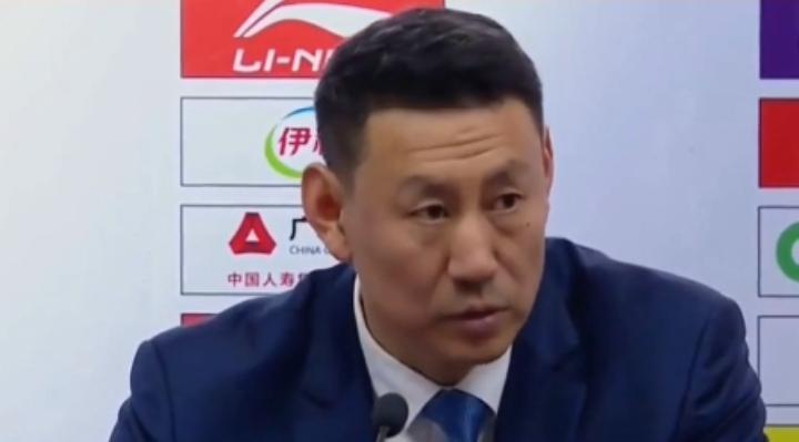 北京北汽这赛季想夺冠？先把这两个笑话圆过去再说，第一笑话，休赛期喊着补内线大外