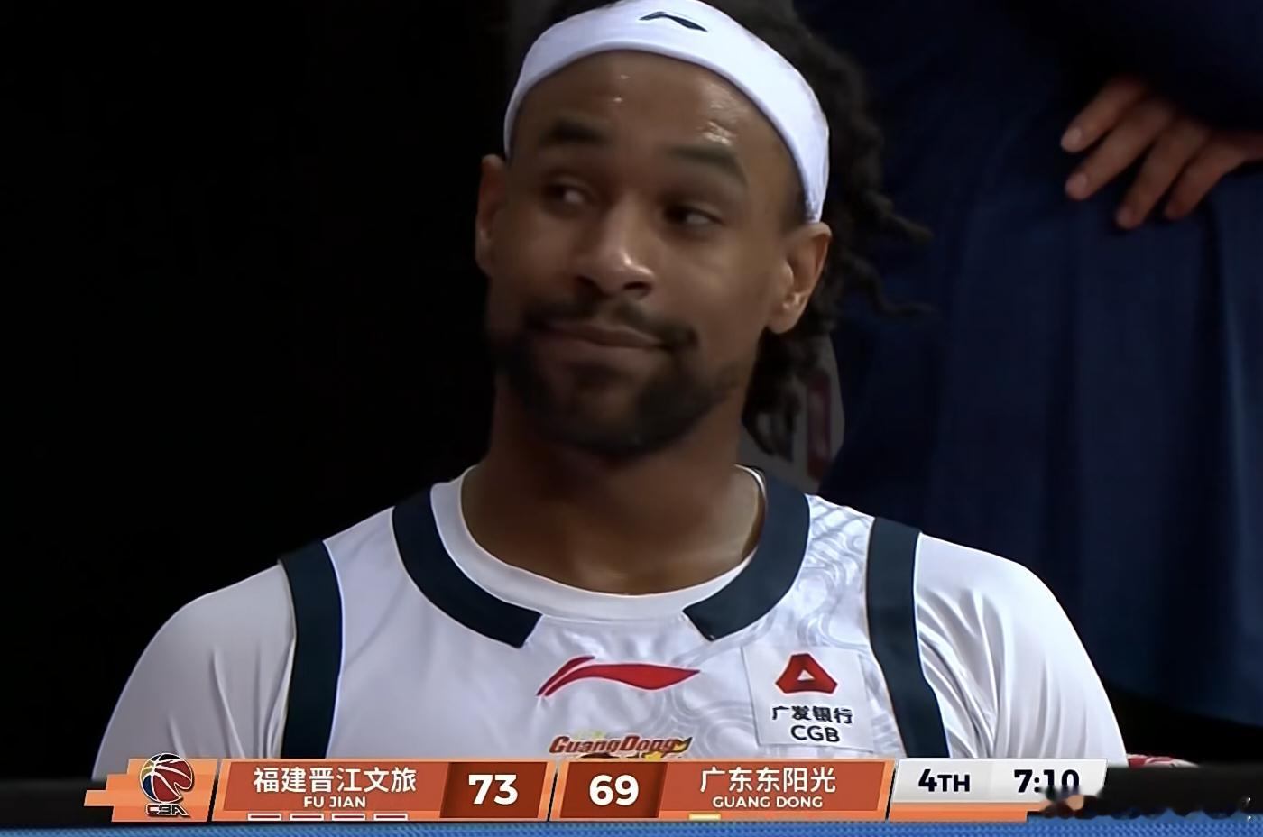 萨林杰最新社媒辟谣了：“我根本没签约其他球队，现在正跟随广东华南虎征战季后赛，全