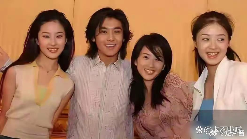 拍这组照片时，蒋欣19岁，刘亦菲15岁