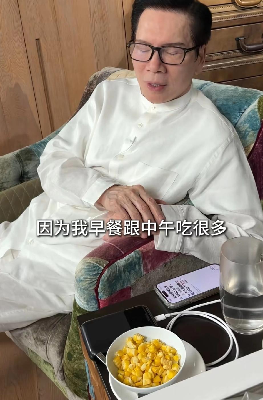 越有钱越注重保养78岁向华强晚餐只吃半碗玉米，他解释到:“因为我早餐跟中餐吃很