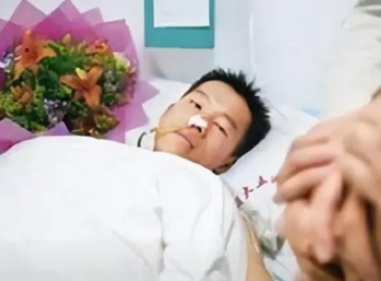 2003年的珠海，一名23岁保安冒死救下正被3名歹徒侵犯的女教师，谁知两年后，他