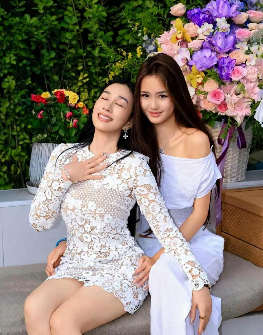 钟丽缇庆祝56岁生日，这状态这身材绝了，看着比从前显年轻好多。二女儿Jaden也