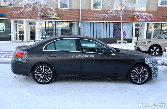 【新款奔驰C级最新谍照曝光2026年夏季发布】新车采用了全新的大灯设计，内部光