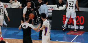 北京德比最后55秒北控发球后米勒明显对赵睿有一个挥肘的动作，赵睿重重摔在场边，倒