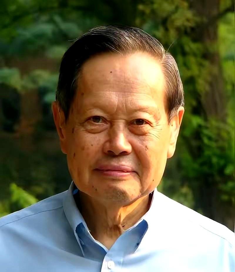 2015年，主持人问杨振宁：“你这辈子最后悔的事是什么？”杨振宁说：“我这辈子最