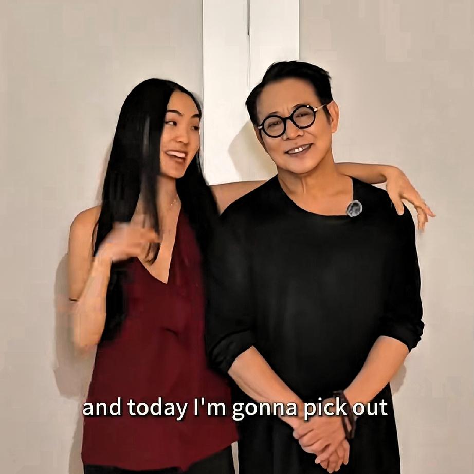 李连杰一共4个女儿，和前妻黄秋燕生了2个女儿，和现任妻子利智生了2个女儿，图片上