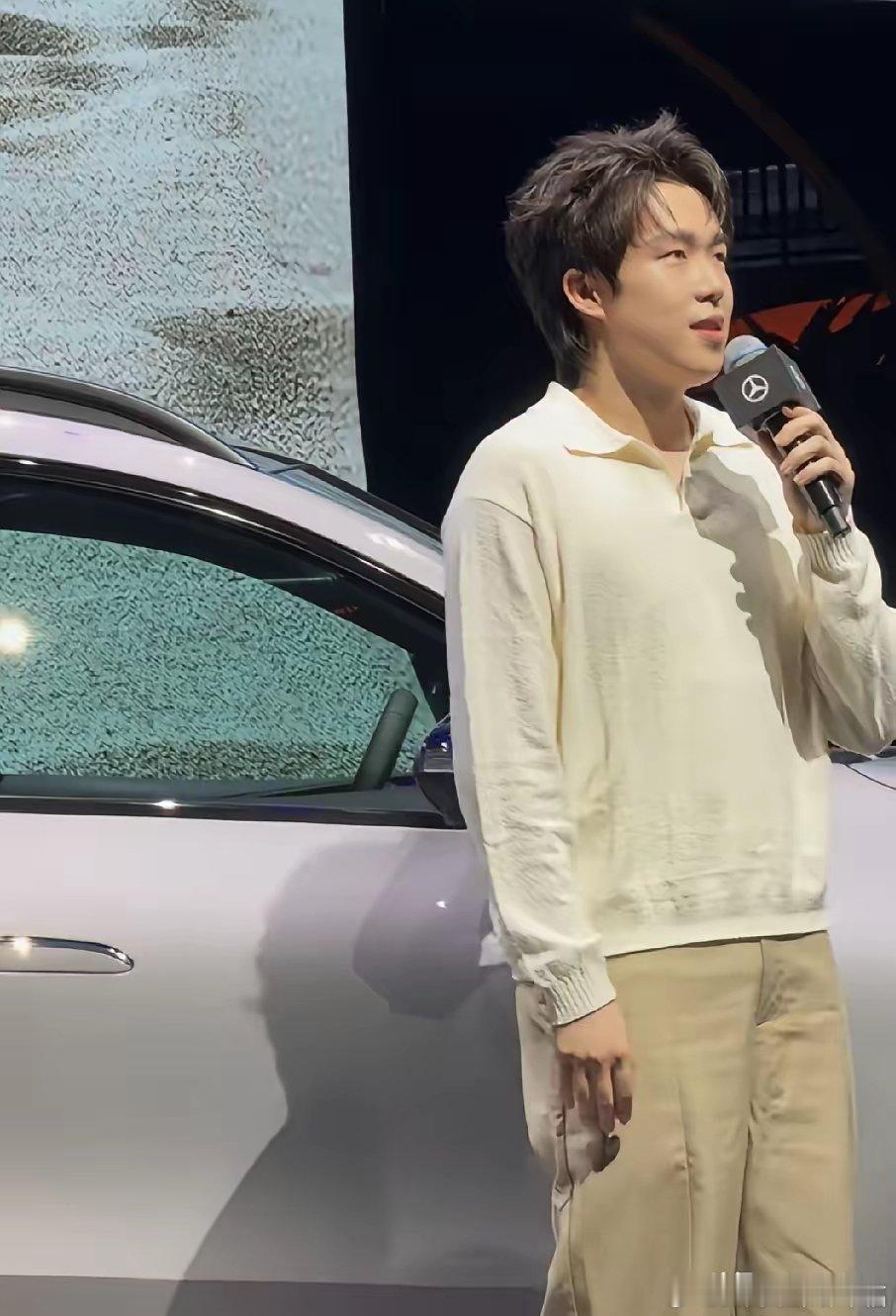 笑不活了！王楚钦明显紧张了，他说：亲爱的现现场的观众和线上的朋友们，大家晚上好