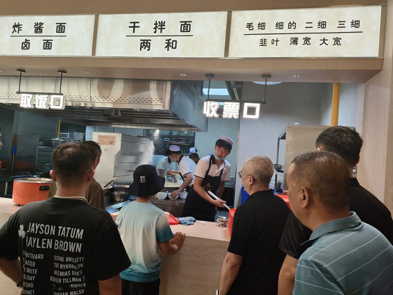 收票口与取饭口分离，对于兰州牛肉面而言，也算是不小的进步[笑着哭]