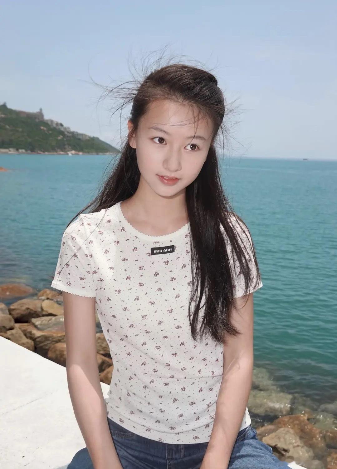 七七这，公司对她真好，穿大牌，但审美是真的差