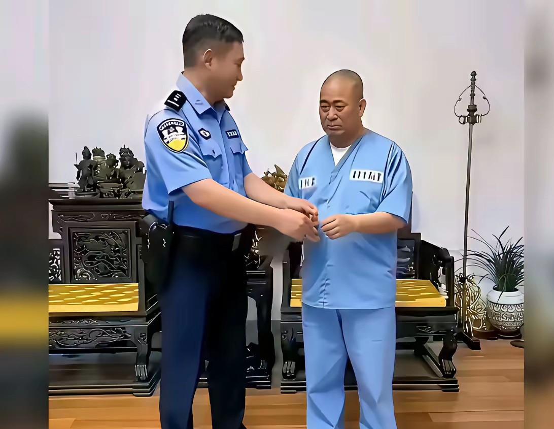 十六万的袈裟收了，换另外工作服了！反正他这辈子不用自己买衣服穿！