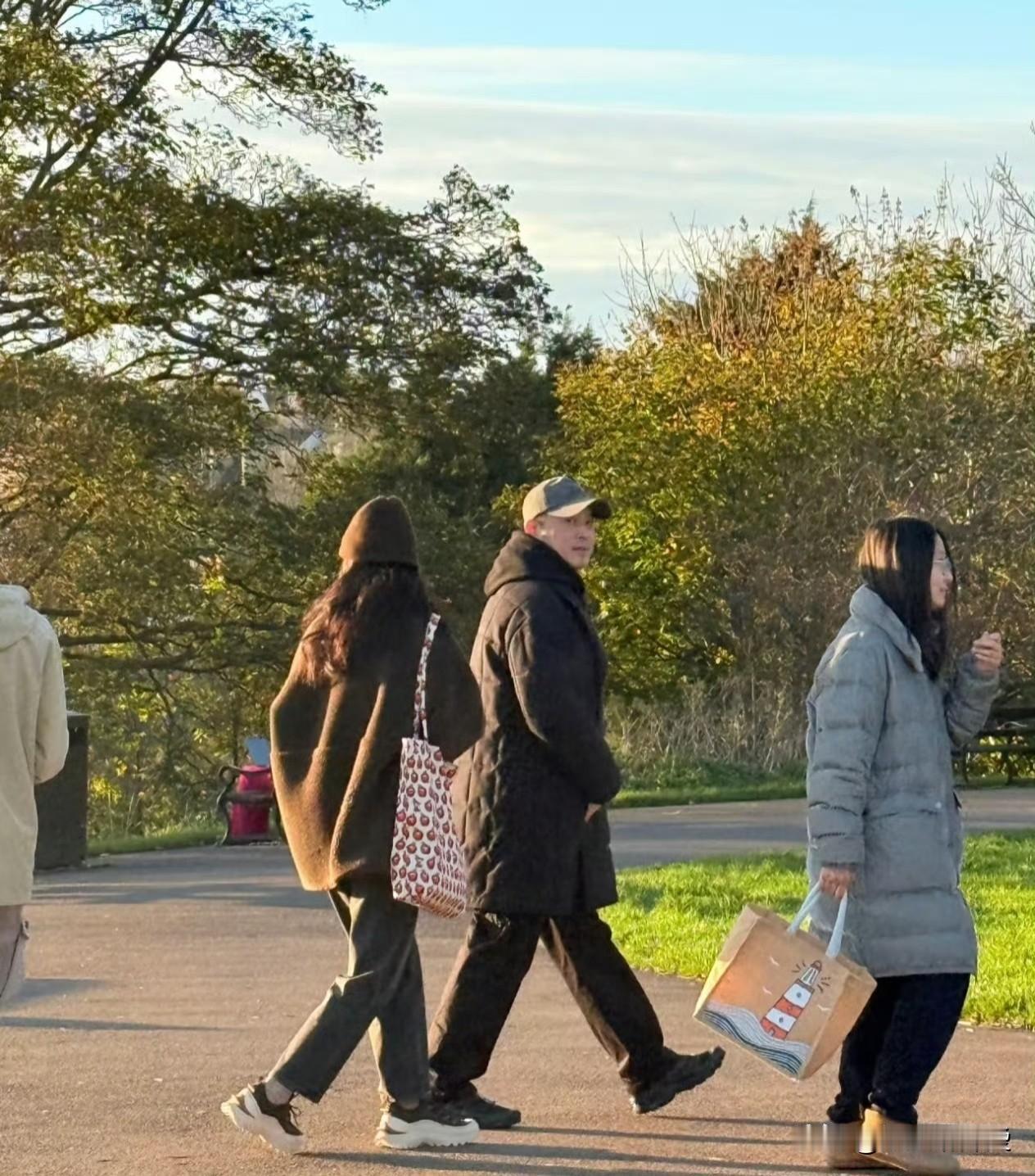 国内赚钱，国外生活消费的人很多，为什么这对姐弟恋明星夫妇送两个儿子去英国读书，会