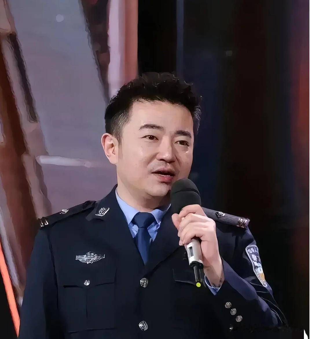 卫辰尧是公安英烈任长霞的独子，2004年，母亲因公殉职时，他时年17岁。后来，他
