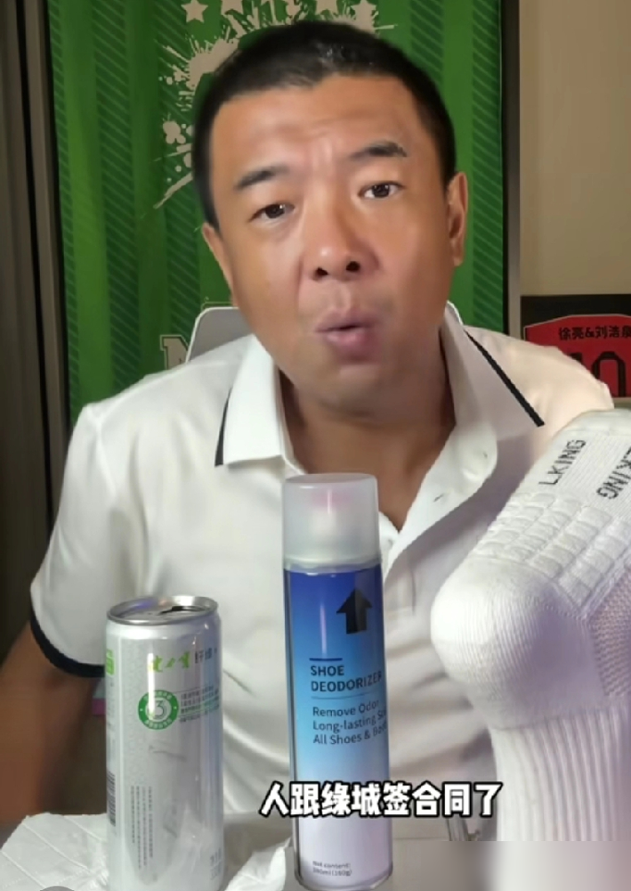 徐亮直播里直接炸了，说王钰栋再不走就废了。一个拿180万欧元身价排中超本土第一的19岁小孩，跟俱乐部