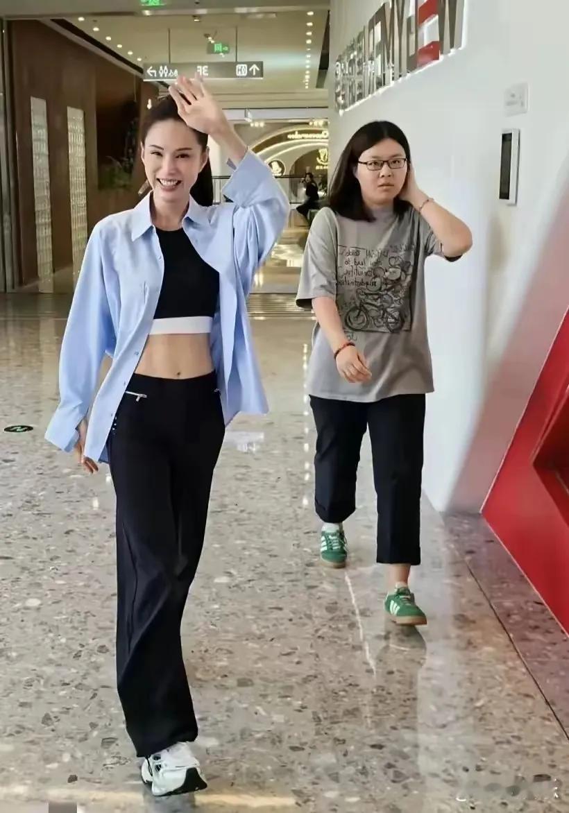 58岁的李若彤，宛如时光长河中的不老精灵。当她出现在大众视野，那毫无赘肉的腰部、