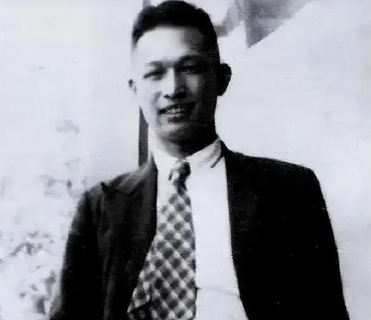 这个港商郑庆飞，生父是革命烈士，母亲再嫁的对象是徐向前元帅，而他那位同母的弟弟如