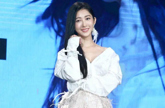 突然爆炸! 女演员自曝: 眼球差点炸破, 痛到大哭晕眩