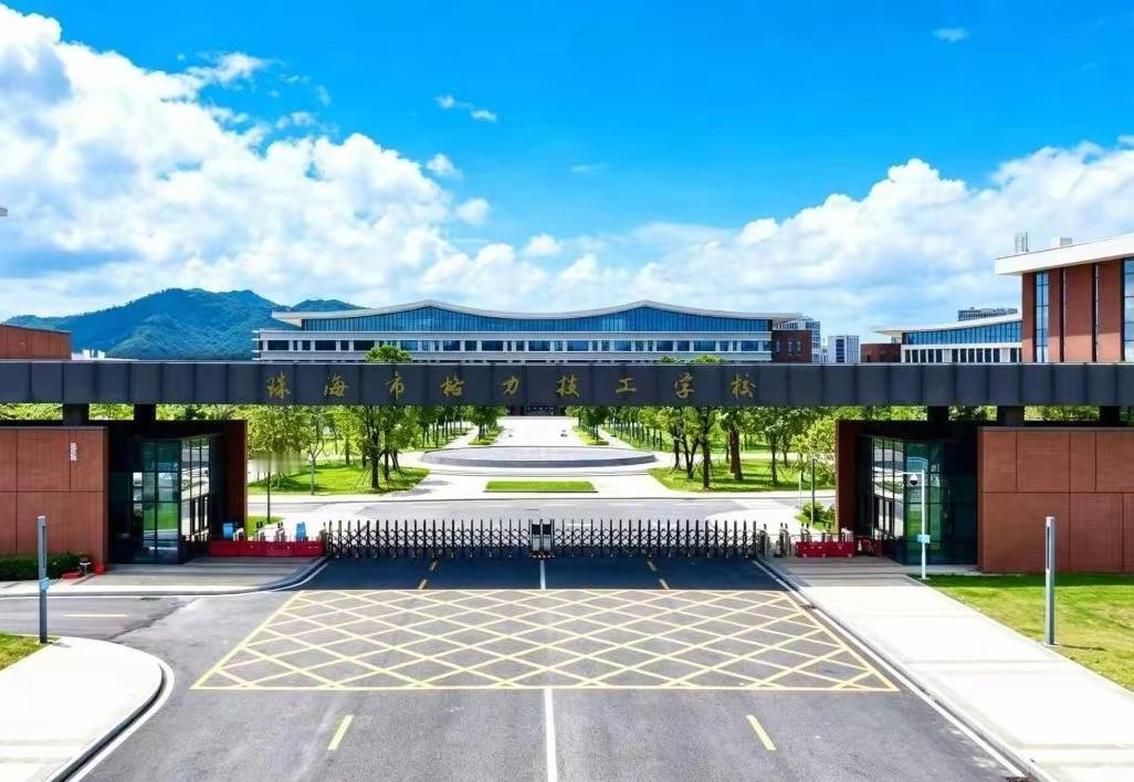 格力电器董事长董明珠，最近又添了个新身份——校长。由格力电器创办的"珠海市格力