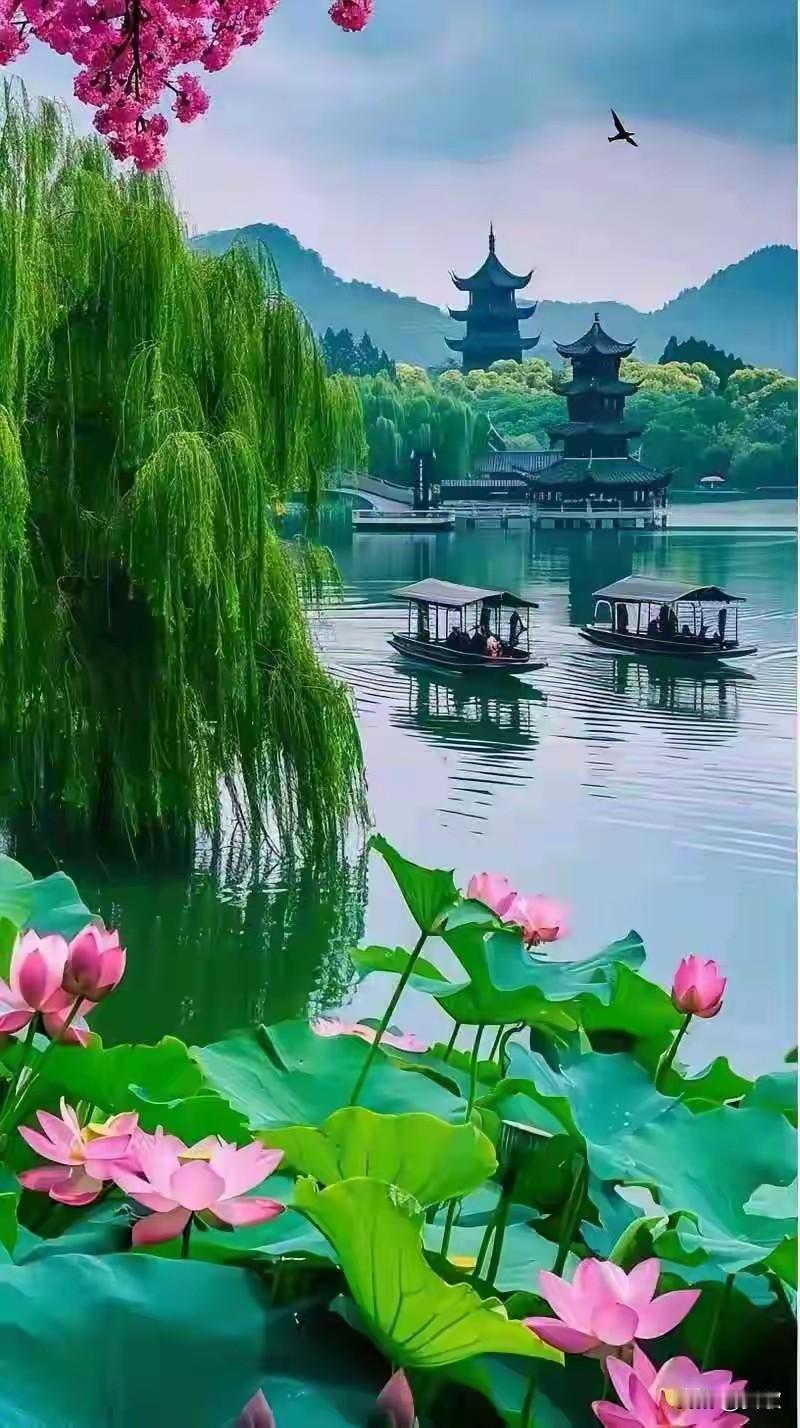 上联:雨巷青阶油纸伞下联:云堤碧柳乌蓬船横批:烟雨江南