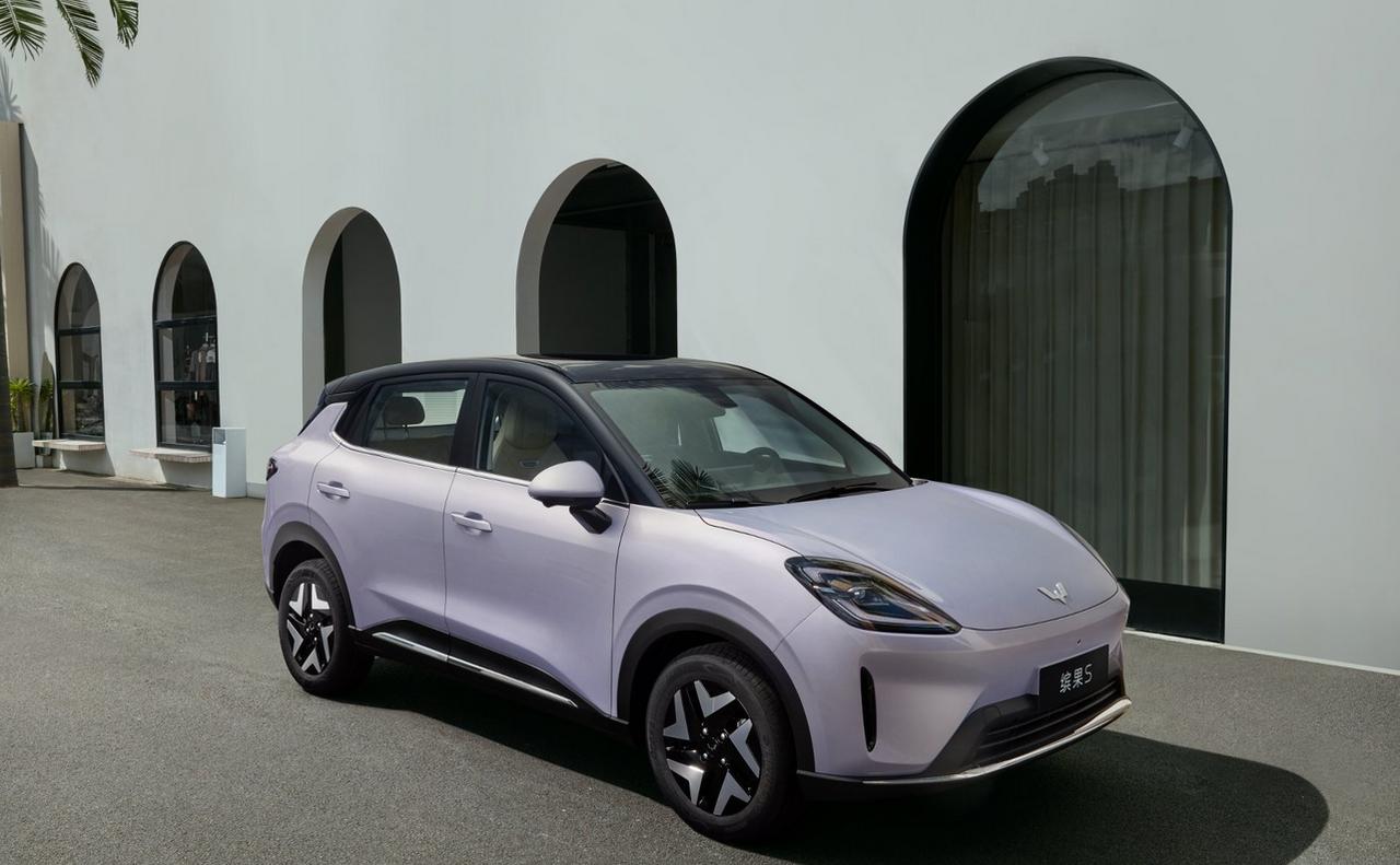 开过朋友的五菱缤果，感觉是女性代步车首选！1、汽车小巧易操控，采用五门四座布