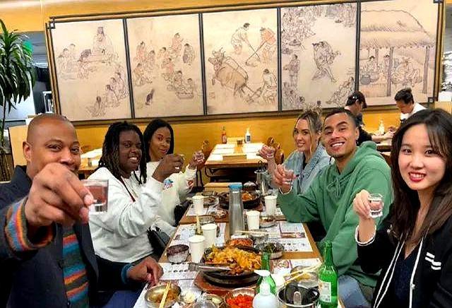 谁能想到，小卡愿意破天荒开抖音做直播，全靠一个爱吃烤肉的中国姑娘。她以前是