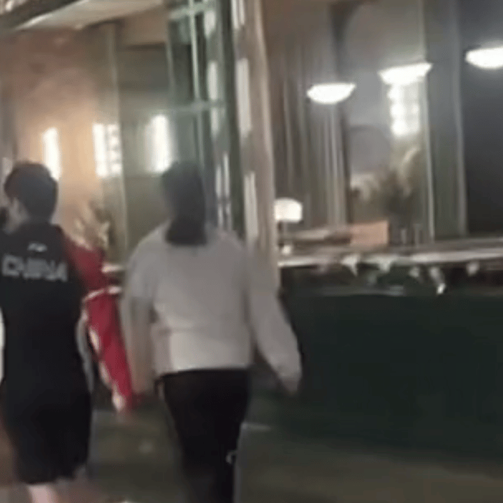 不知道为什么都喜欢孙颖莎？莎莎和邱贻可出门逛街这一幕笑不活了像是莎莎看上某种