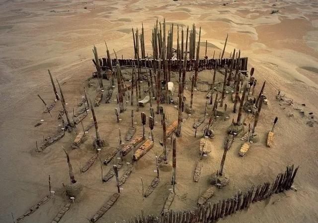 1934年，新疆一位猎人迷失方向，误入罗布泊深处。当他九死一生回到村庄时，逢人