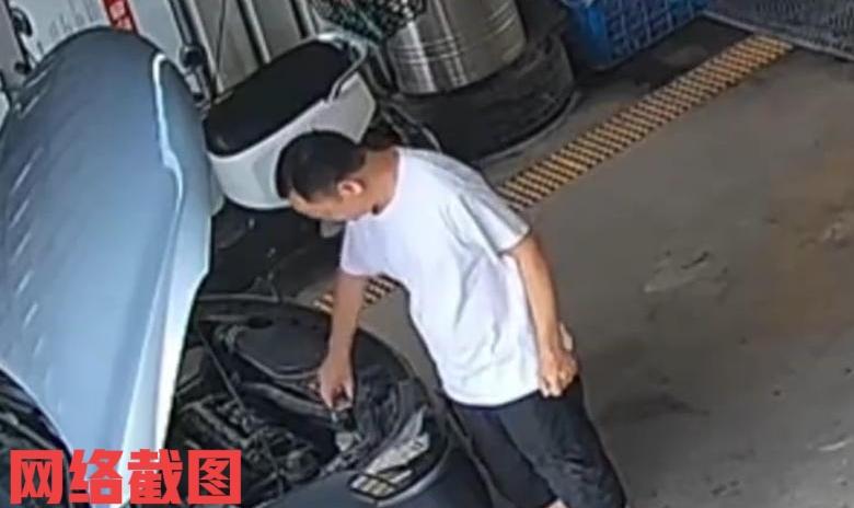 安徽六安有男子开车到修车店加水。只是男子心思太急，没有等修理师傅过行事，而选