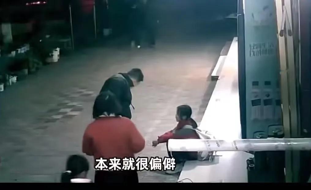 这对夫妻火了！贵州，一小女孩放学没赶上回村的公交，就在店门口坐着哭，天黑了，