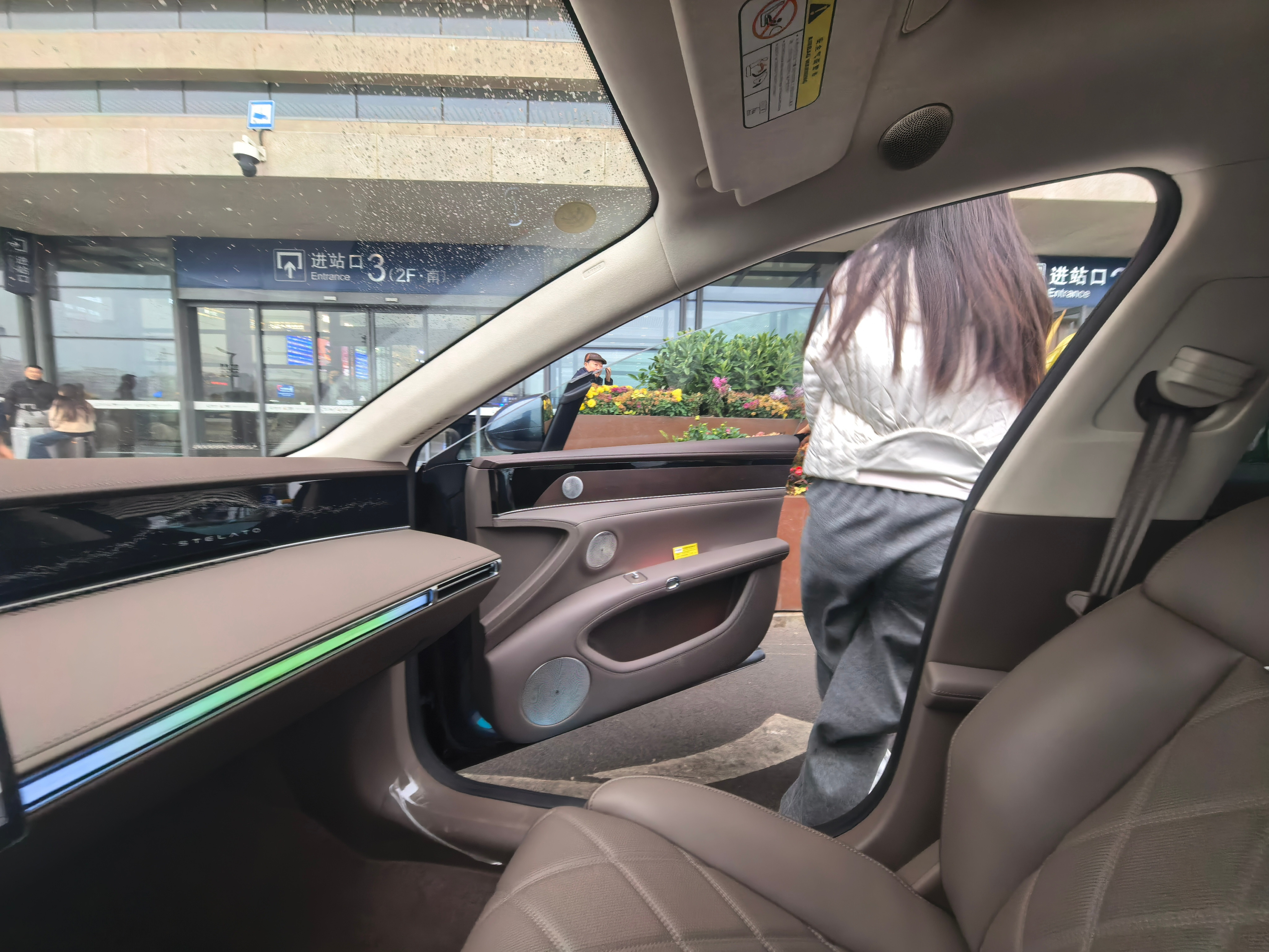 媳妇儿闺蜜结婚早上给她送高铁站了现在心里空落落的，想哭出来​​​