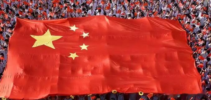 英国首相斯塔默突然不装了，直接给全世界扔了个“重磅炸弹”。他在伦敦的晚宴上公开承