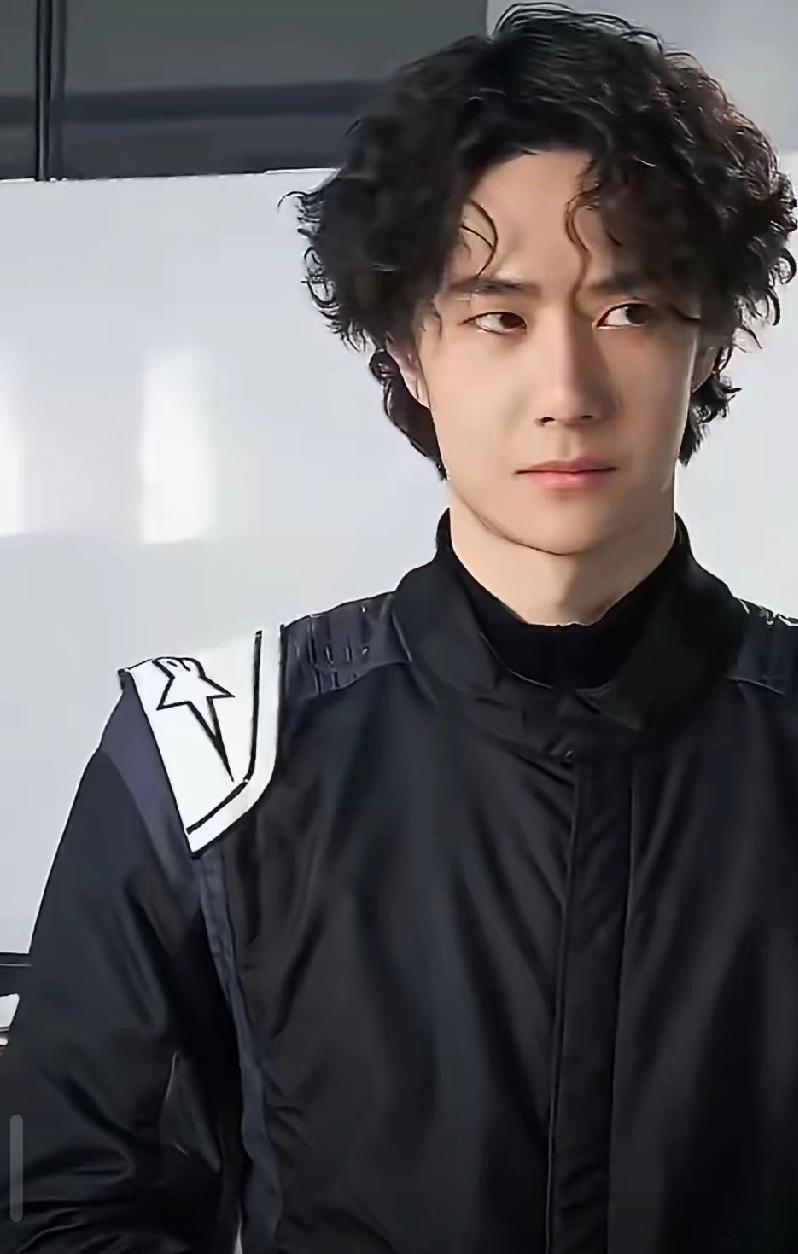 雷军夸王一博越来越火！杜华回应太圈粉4月19日，雷军与杜华互动片段