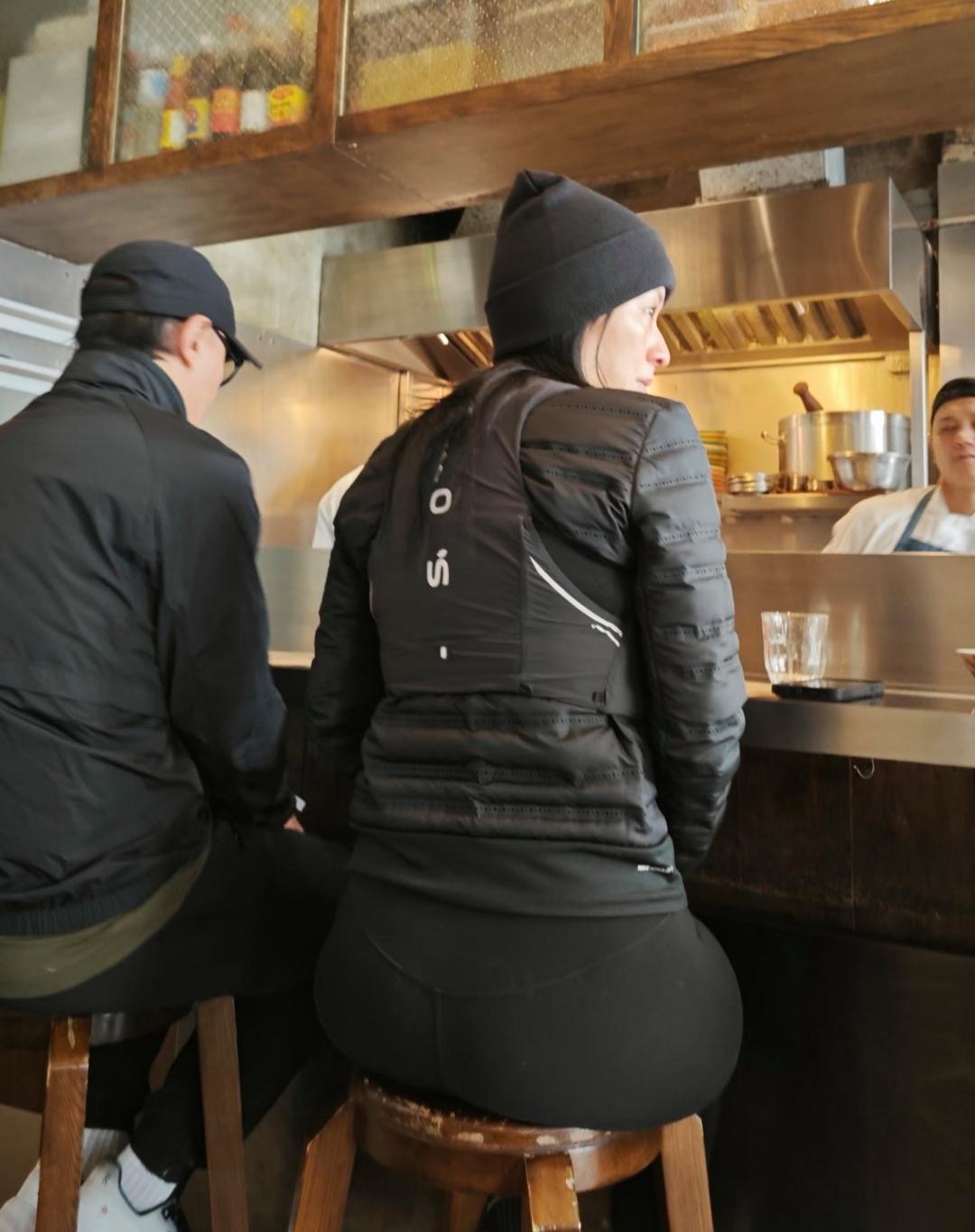 51岁陈奕迅和老婆徐濠萦现身香港一家面馆吃午餐，夫妻俩打扮低调，身形都丰腴了不少