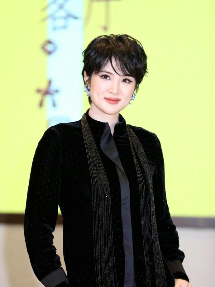 今天姚安娜在出席时尚活动的时候搭配了一身黑色的衣服，看起来特别的酷，也很有型。