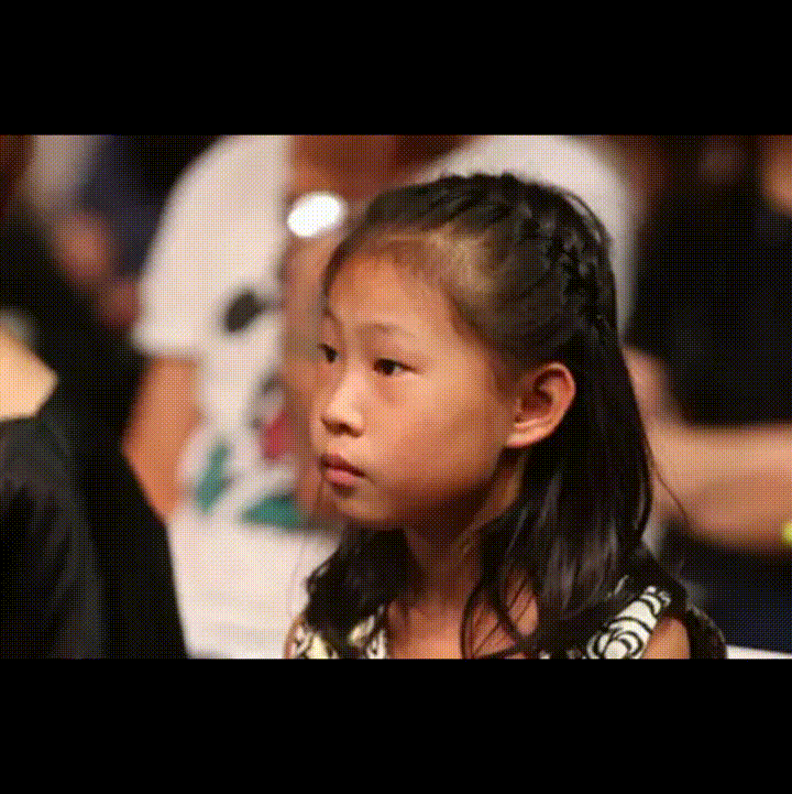 曾经被称为“最丑星二代”的小沈阳和沈春阳的女儿沈佳润，现在在舞台上这么漂亮也没有