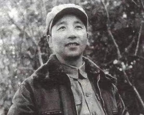 1942年，战士们扛着两个麻袋回到八路军司令部。秦基伟一听抓到日军俘虏，