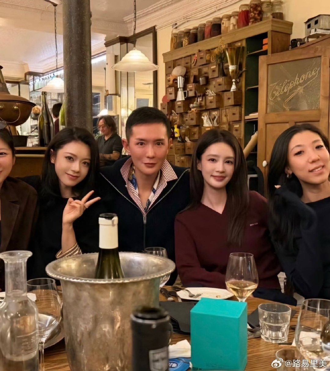 刘冲发了和麦麦李沁的合照我冲哥真的对我很好好事做尽李沁对我眼睛很好期待这个miumiu00花闪耀巴黎