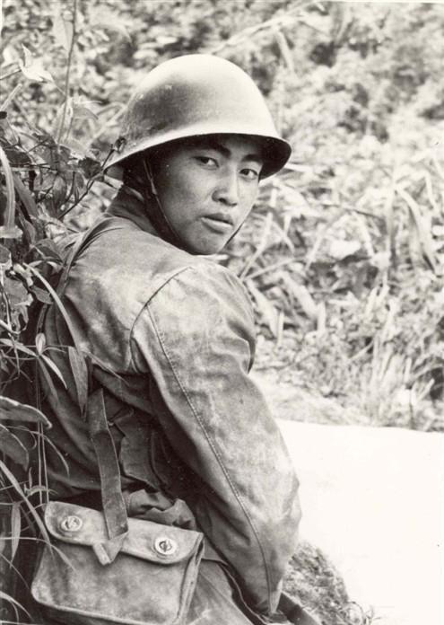 1984年麻栗坡生死劫：21岁新兵杀敌后急着报功缴枪，没发现枪托藏越军诱爆雷