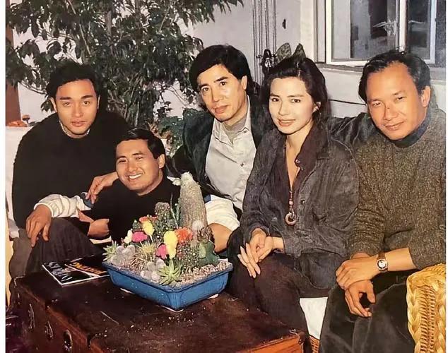 这张老照片，我只认出了仙风神韵的钟楚红，龙眉凤目的张国荣，面孔发腮的周润发，目光