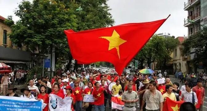 南越和北越现在的内部矛盾，极为尖锐，几乎不可调和。南越的想法就是，如果越南不统一