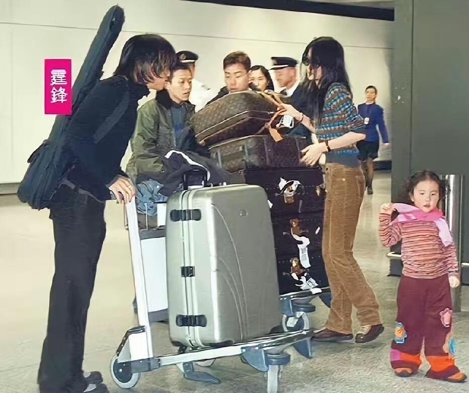 当年的王菲带着女儿窦靖童与男友谢霆锋在机当年的王菲带着女儿窦靖童与男友谢霆锋在机
