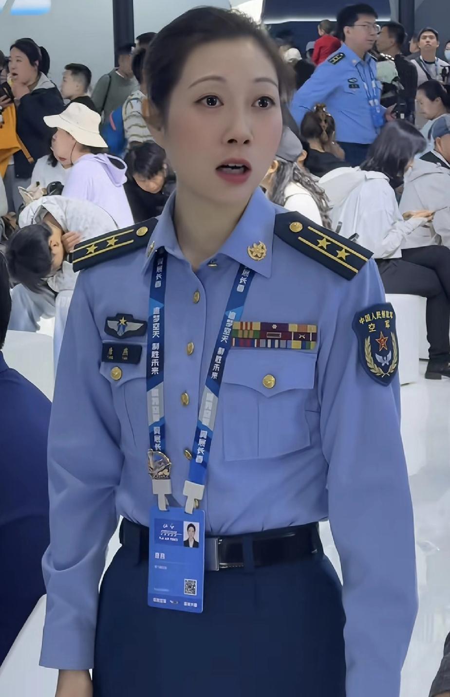 1、这位空军小姐姐是什么军衔？答案，是中校军衔，中校军衔通常对应副团职，或者