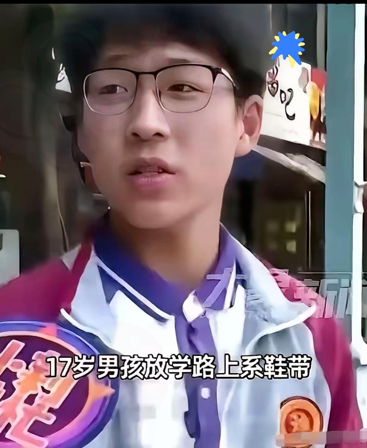 弯腰系鞋带捡3万金镯，少年一分不贪，学校的做法太圈粉！谁能想