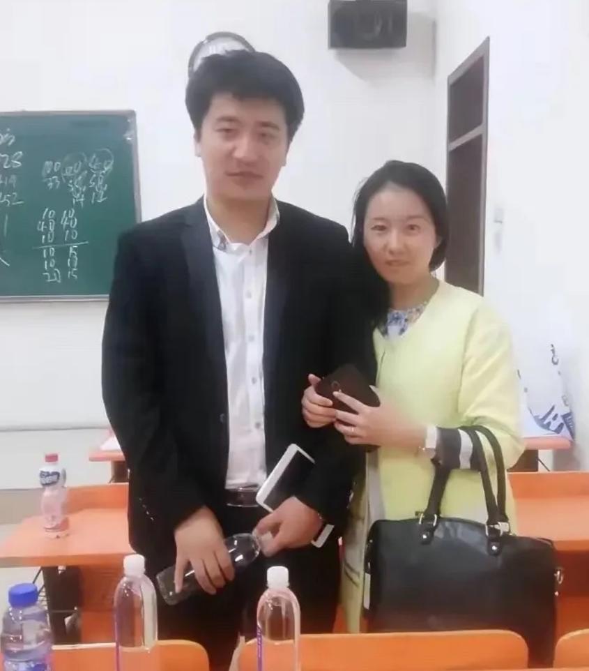 这两天啊看了张雪峰的不少视频，很多人觉得是他休息不好，睡眠不好，吃的不好造成的。