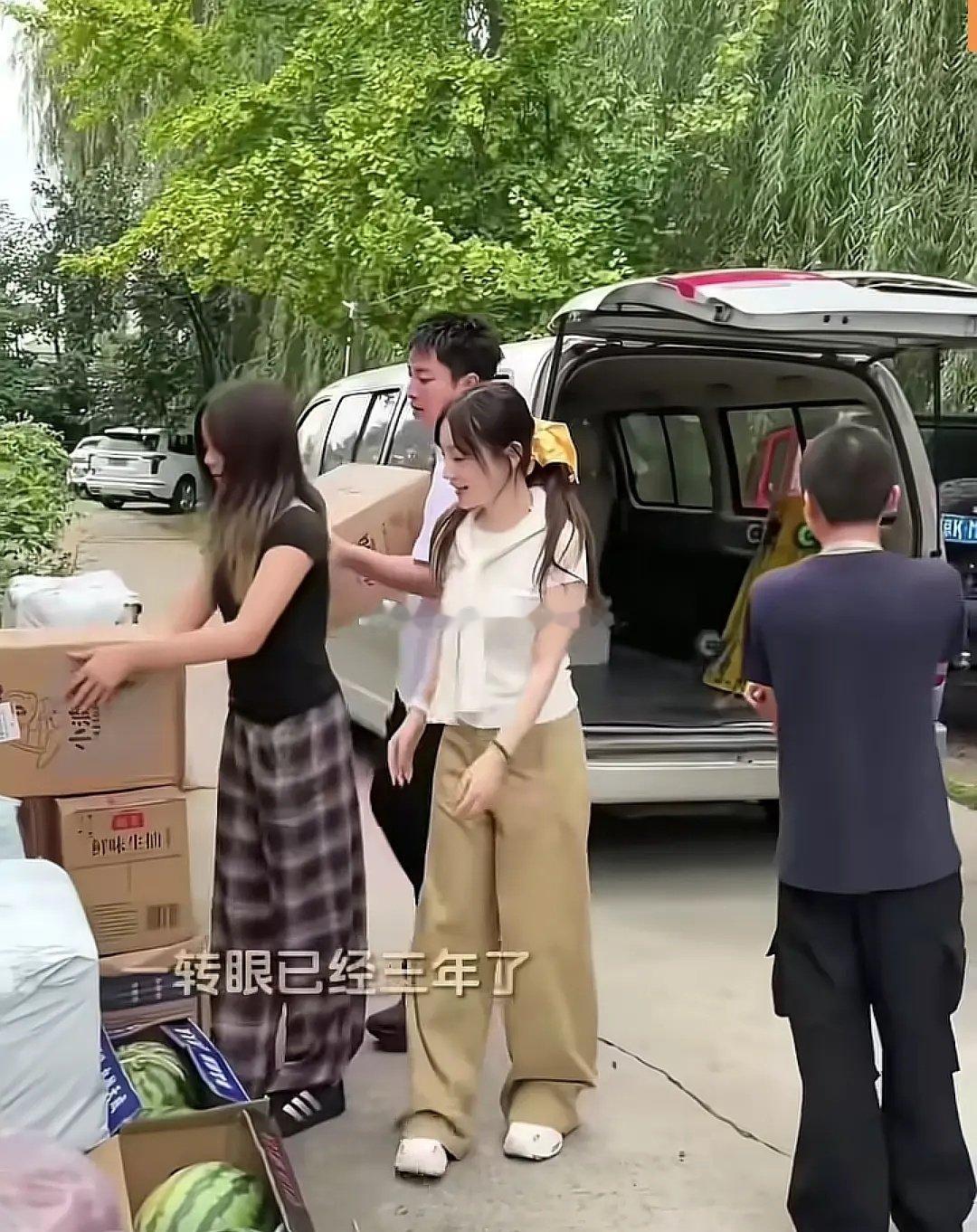 贾乃亮为什么还愿意和李小璐同框？他作为男人一点尊严也没有吗。。​