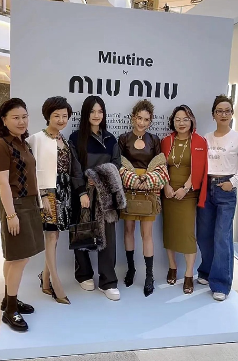 王诗龄从巴黎时装周回来之后封神了，参加时尚活动，与年长的人士合影，居然稳居C位，